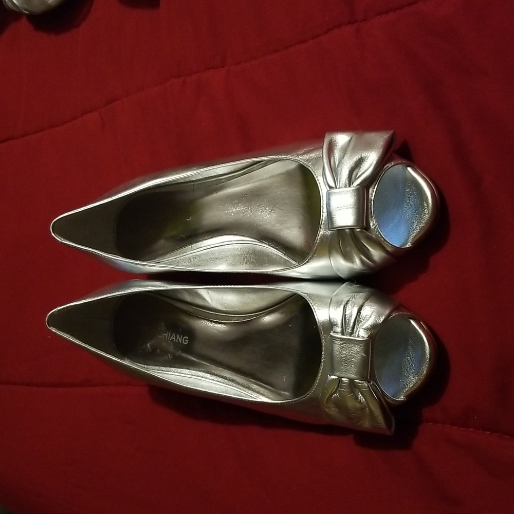 Cute Arturo Chiang silver bow peep toe short heels